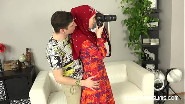 Amateur Teen zieht sich leidenschaftlich aus