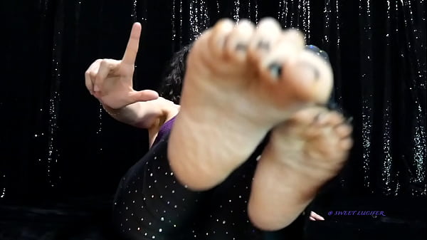 Ragazza teenager dai piedi impertinenti