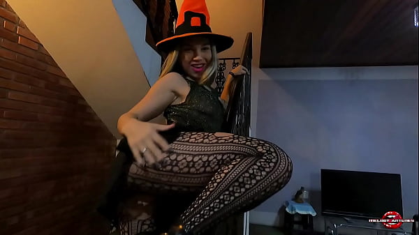 La deliciosa brujita Melody Antunes disfrutó de Halloween con Eddie de Iron Maiden y trajo trucos y golosinas, ¡feliz Halloween!