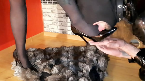 Nô lệ tôn thờ đôi chân đi giày mũi nhọn. Tôn sùng giày dép. Nô lệ hôn và liếm giày.