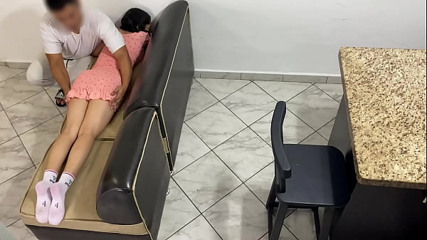 Mi tio me dijo que me daría un masaje y empezó a tocarme el coño pero me excitó