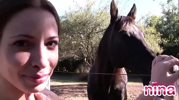 La lesbienne Nina montre son cul parfait et son corps sexy dans Rodeo Outdoor.