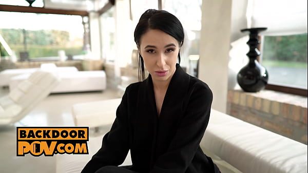 Wild Teen Girl si spoglia in modo anale