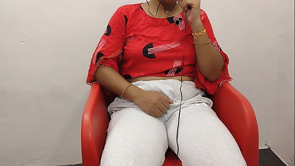 Une ado magnifique et chaude s'exhibe - teen