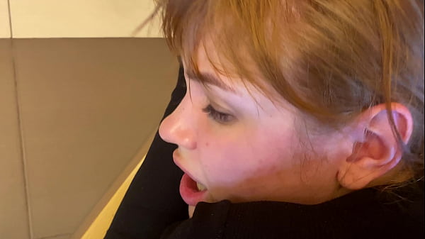 La bellissima teenager si diverte in modo amatoriale