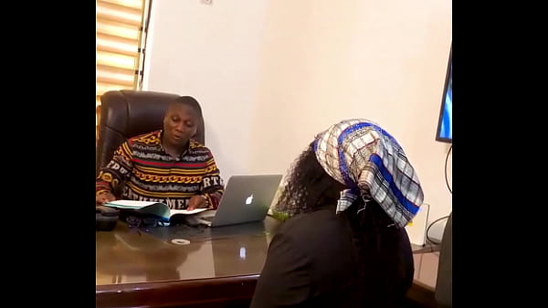 Video trapelato di un agente di collocamento che scopa una candidata insegnante nel suo ufficio prima di darle il lavoro, guardala mentre schizza su tutta la scrivania (Guarda il video completo su RED)