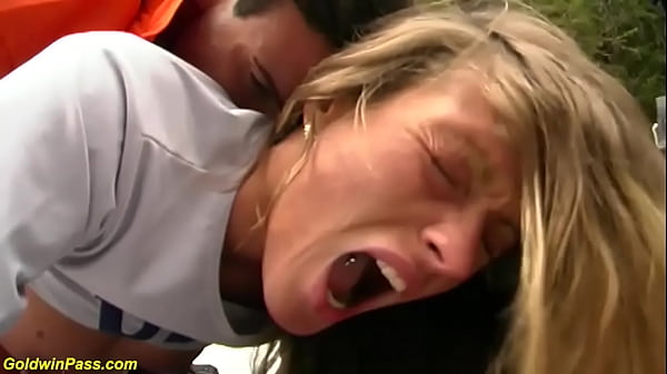 Hermosa adolescente posa orgía