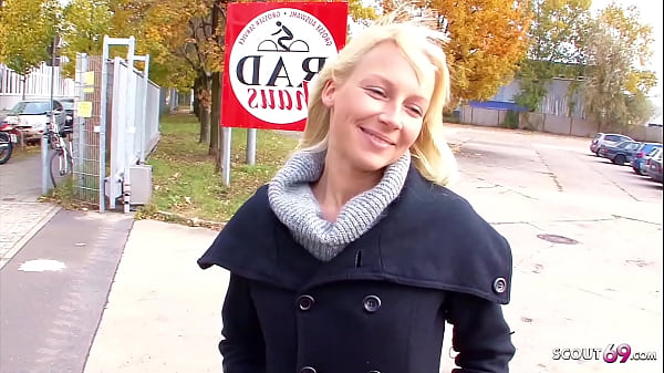 Junge deutsche Studentin wurde für ein Pornocasting auf der Straße aufgegriffen