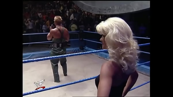 Incontro di wrestling tra WWF Ivory e Miss Kitty Mud IL MIGLIORE!!!!