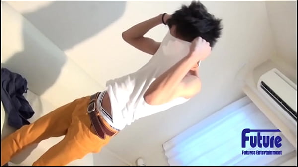 Un giovane diciottenne dagli occhi grandi e rotondi reagisce in modo sensibile al suo primo maschio!