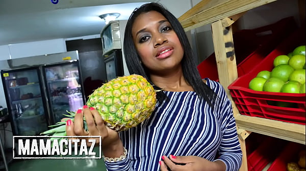 Teen sexy shows off Video