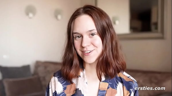 Anca Đồ chơi Âm hộ cạo râu của cô ấy với một chiếc dương vật giả bằng thủy tinh