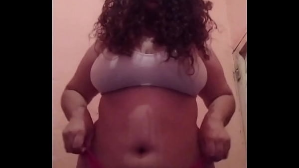 Er nimmt auf, wie er für mich masturbiert