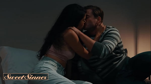 （内森）在用他的大鸡巴伸展她的阴部之前，喉咙操他的前女友（哈雷·黑兹）的嘴 - 甜蜜的罪人