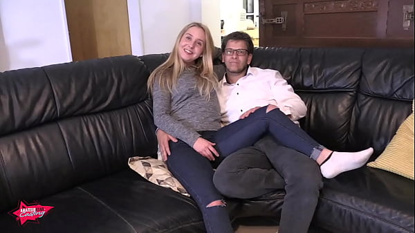 Blonde 18-Jährige fickt für ihren ersten Porno