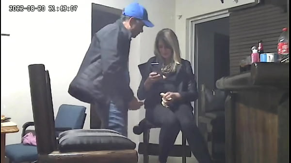 Spycam : Demi-soeur blonde chaude surprise avec mon mari