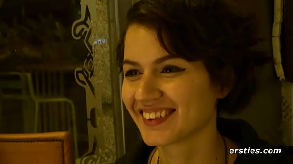 Ersties : Cette jolie petite brune adore le bondage à la corde et se masturber