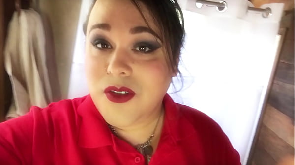 Verspieltes Teenie-Mädchen zieht sich beim Amateur aus