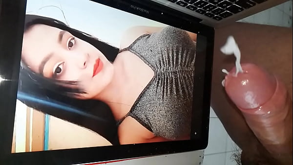 Schönes Teenie-Mädchen tritt im Teenageralter auf