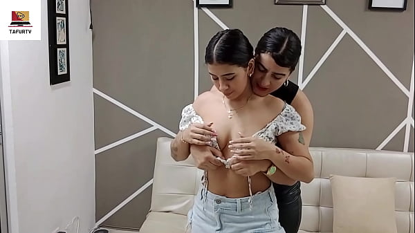 Madrastra lesbiana se pone cachonda viendo el gran culo de su hijastra - historia completa