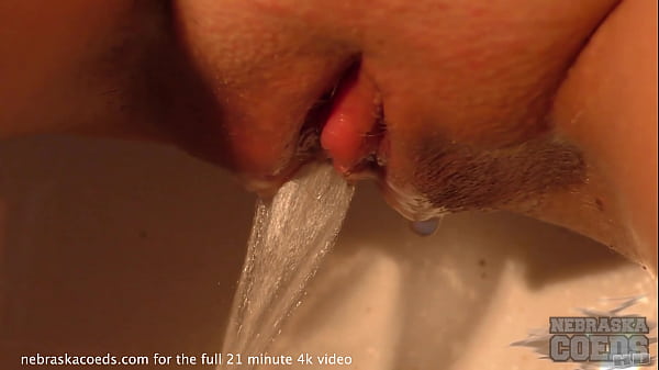 Die heiße brünette 20-jährige Maria masturbiert mit einem Dildo und pinkelt und lässt sich vom Kameramann an die Titten und den Arsch fassen