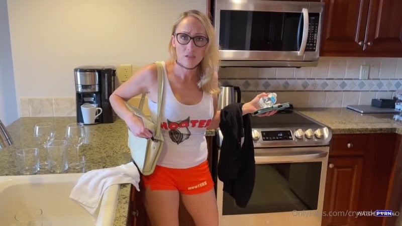 क्रिस्टल क्लार्क ने सौतेली माँ की नई नौकरी का रहस्य बताया