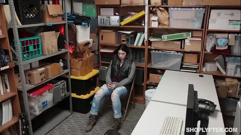 Amilia Onyx wurde beim Ladendiebstahl erwischt