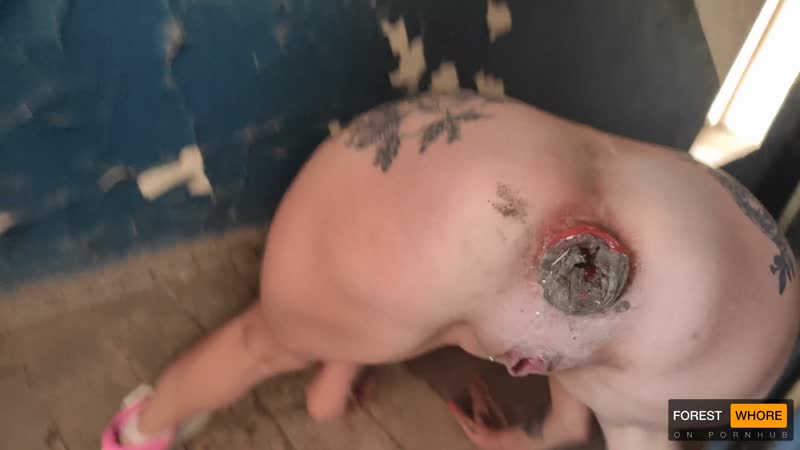 Infila la terra nel culo e mangia spazzatura nella foresta, puttana hardcore, gioco pubblico rischioso e porno, umiliazione sporca, amatoriale, pipì ucraina