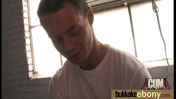 Vollbusiges schwarzes Babe beim Schaumbad-Gruppen-Schwanzlutschen! 26