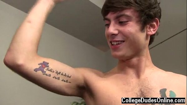 Pompini estremi gay appesi. Sembra che entrambi si divertano in questa posa