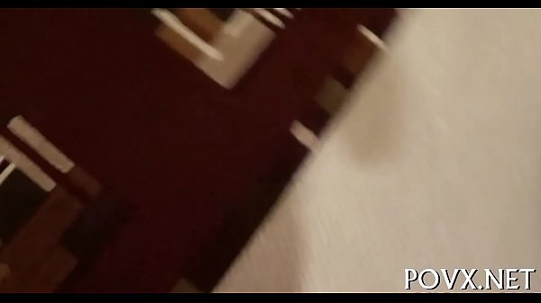 剃光的骆驼趾经受撞击