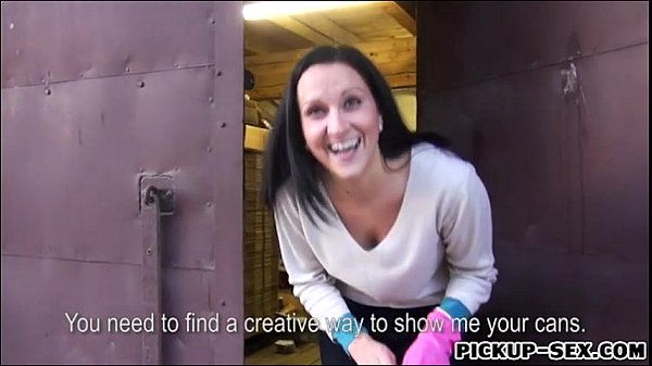 Una ragazza ceca amatoriale e arrapata si fa inculare sul posto di lavoro