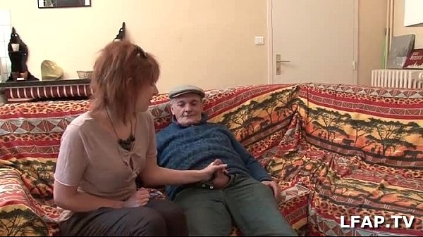 Piccola rossa francese sodomizzata mentre succhia il nonno voyeur