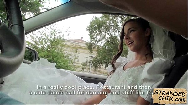 Süßes Teenie-Mädchen tritt im Teenageralter auf