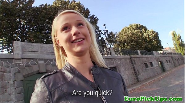 Publicsex-Amateurin lutscht einen Schwanz für Bargeld