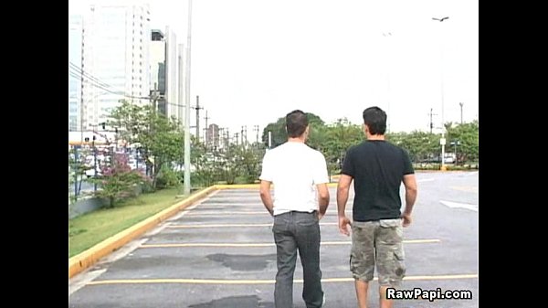 Latin-Pool-Bareback-Szene