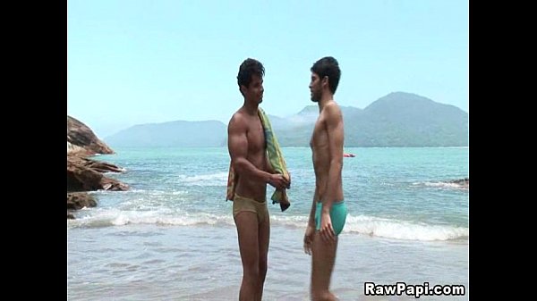 Süßer Latino im Freien gelutscht und gefickt