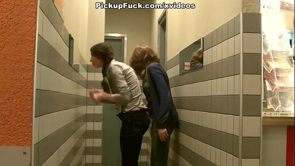 Mädchen mit zwei Zöpfen gibt zwei Männern gleichzeitig einen Blowjob