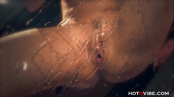 Uma jovem apaixonada se apresenta