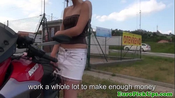 Publicsex amateur buvant du sperme en plein air